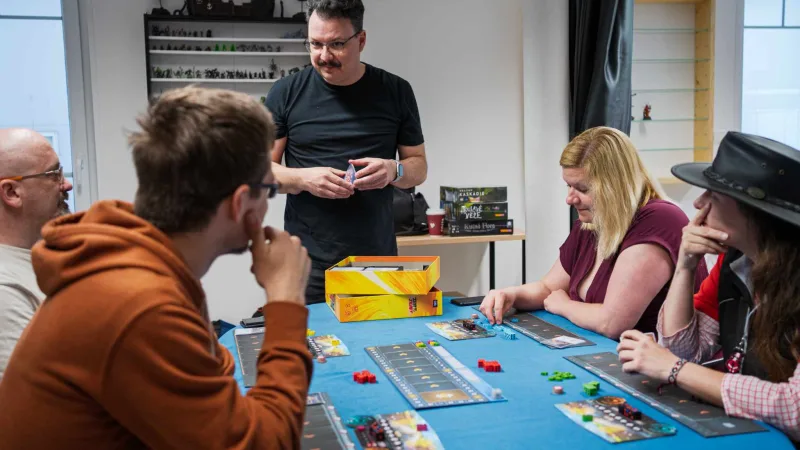 Hra.deck deskoherní klub – fotografie