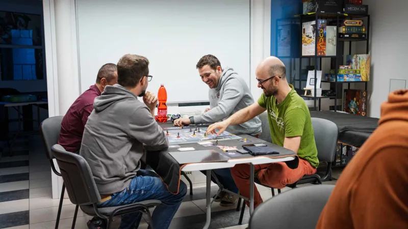 Hra.deck deskoherní klub – fotografie
